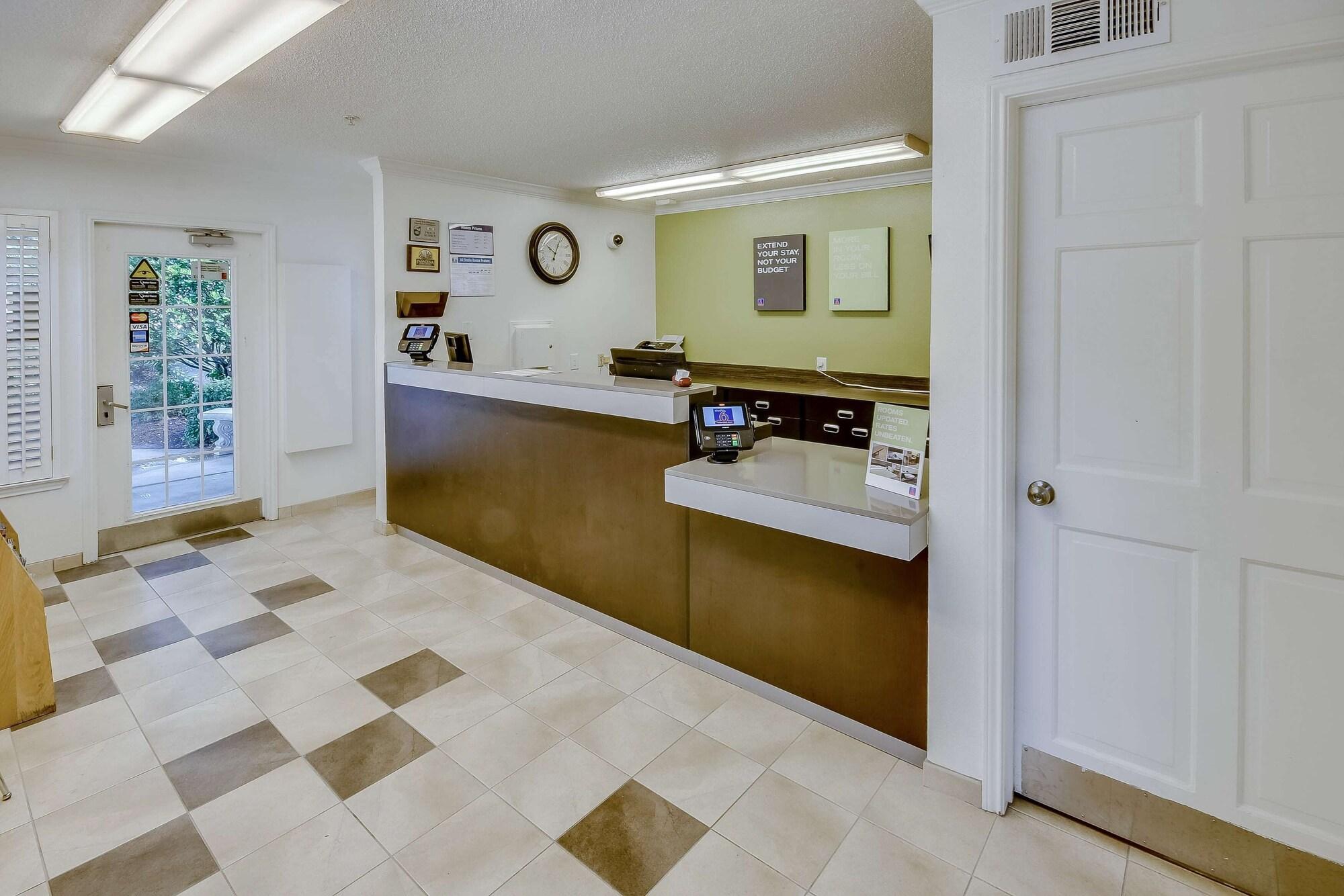 Vista Lobby Studio 6 Houston, TX - Hobby South
