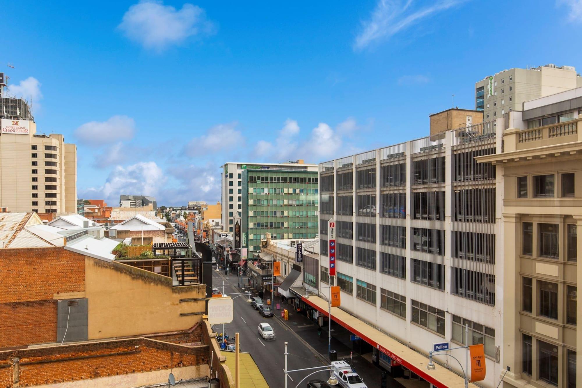 Varios Adelaide Paringa