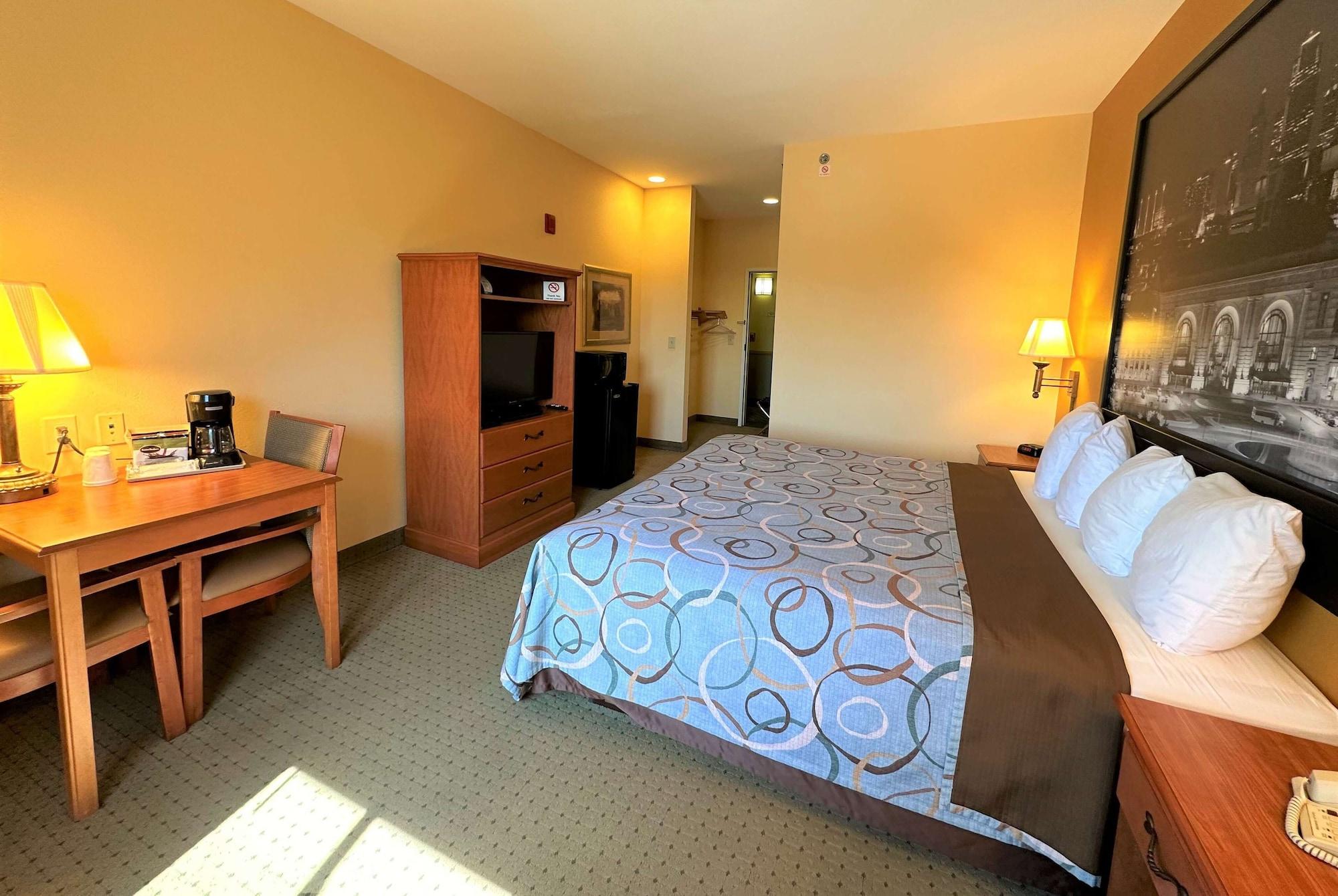 Habitación Super 8 by Wyndham Topeka at Forbes Landing
