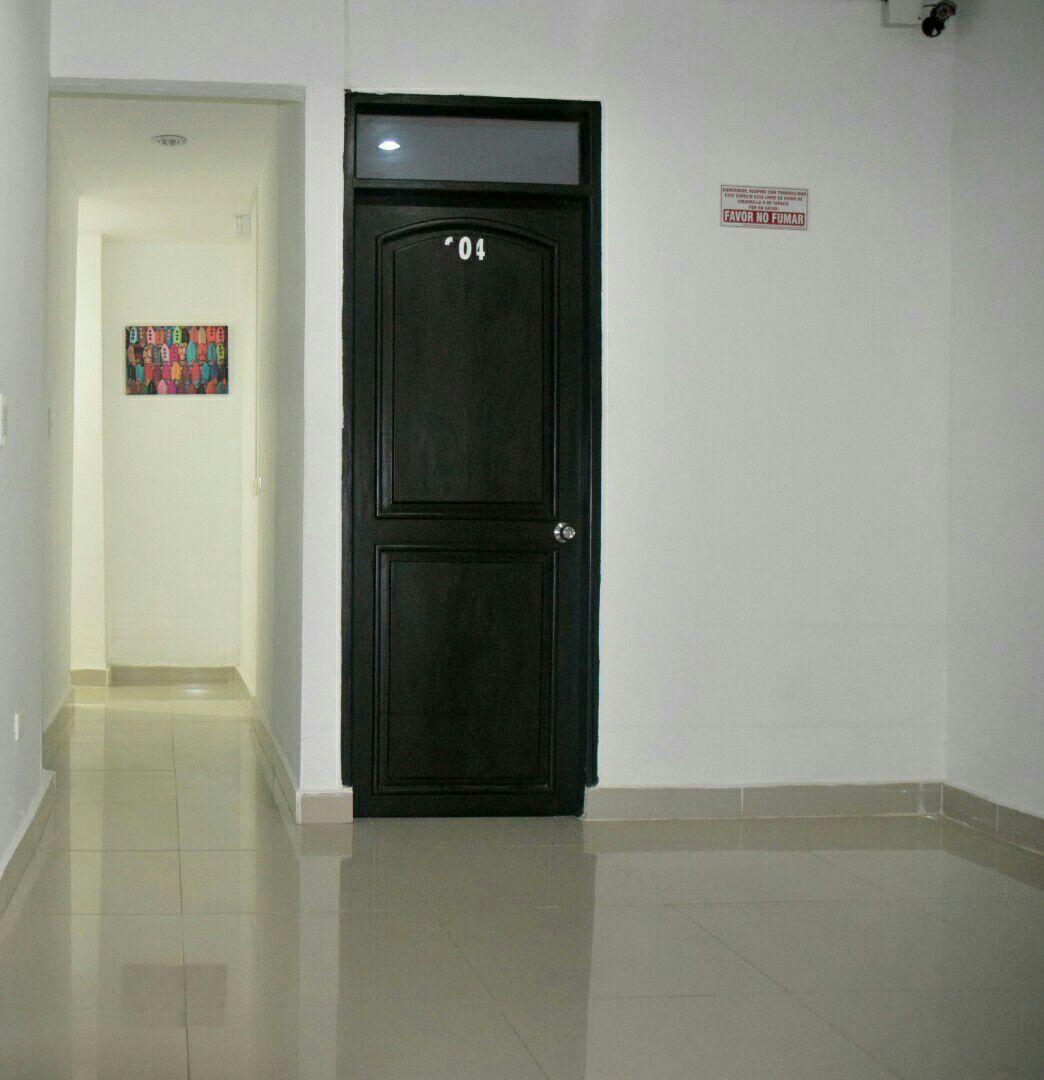 Varios Laurel Plaza Hotel