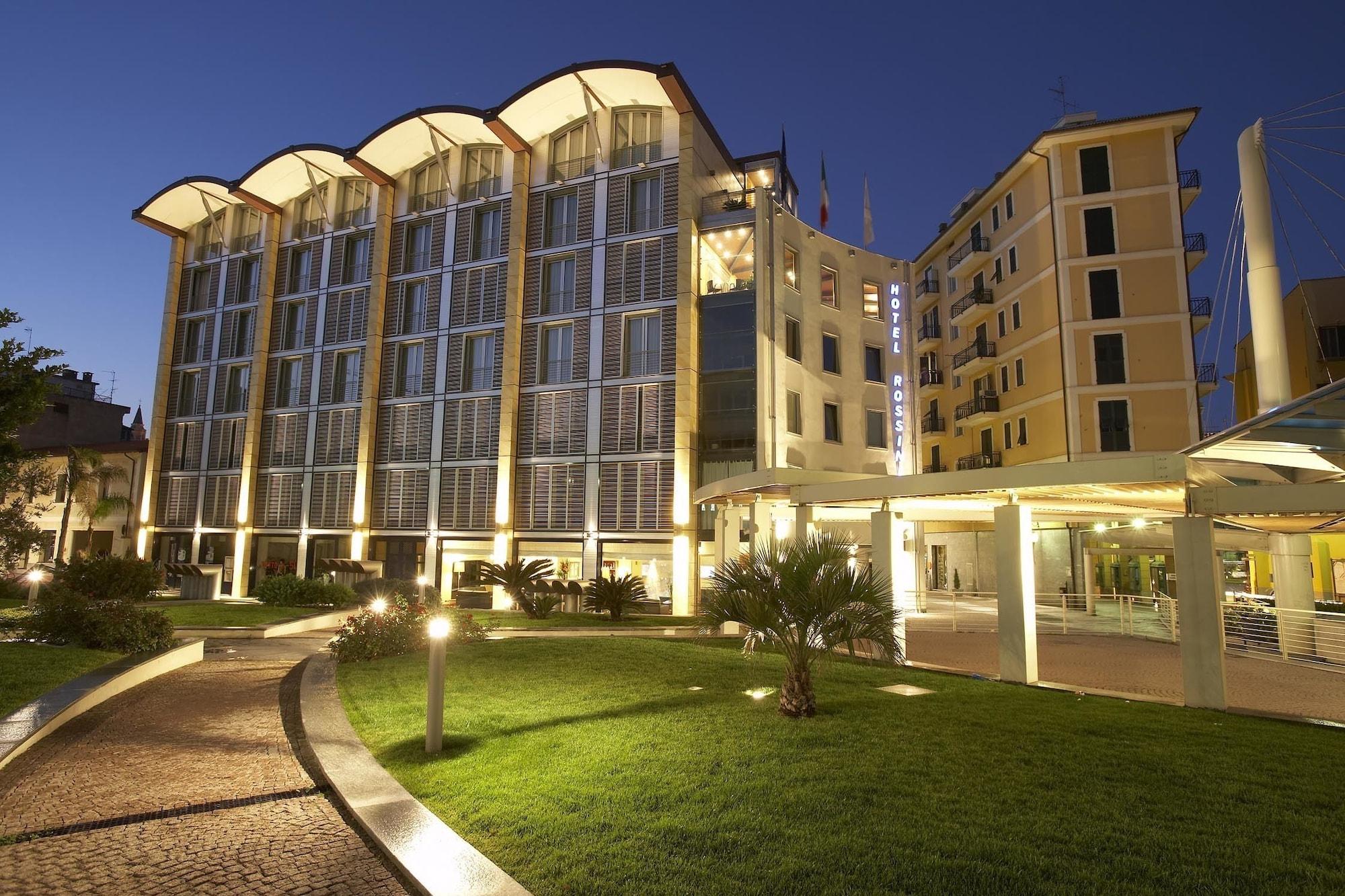 Vista Exterior B&B HOTEL Imperia Rossini al Teatro