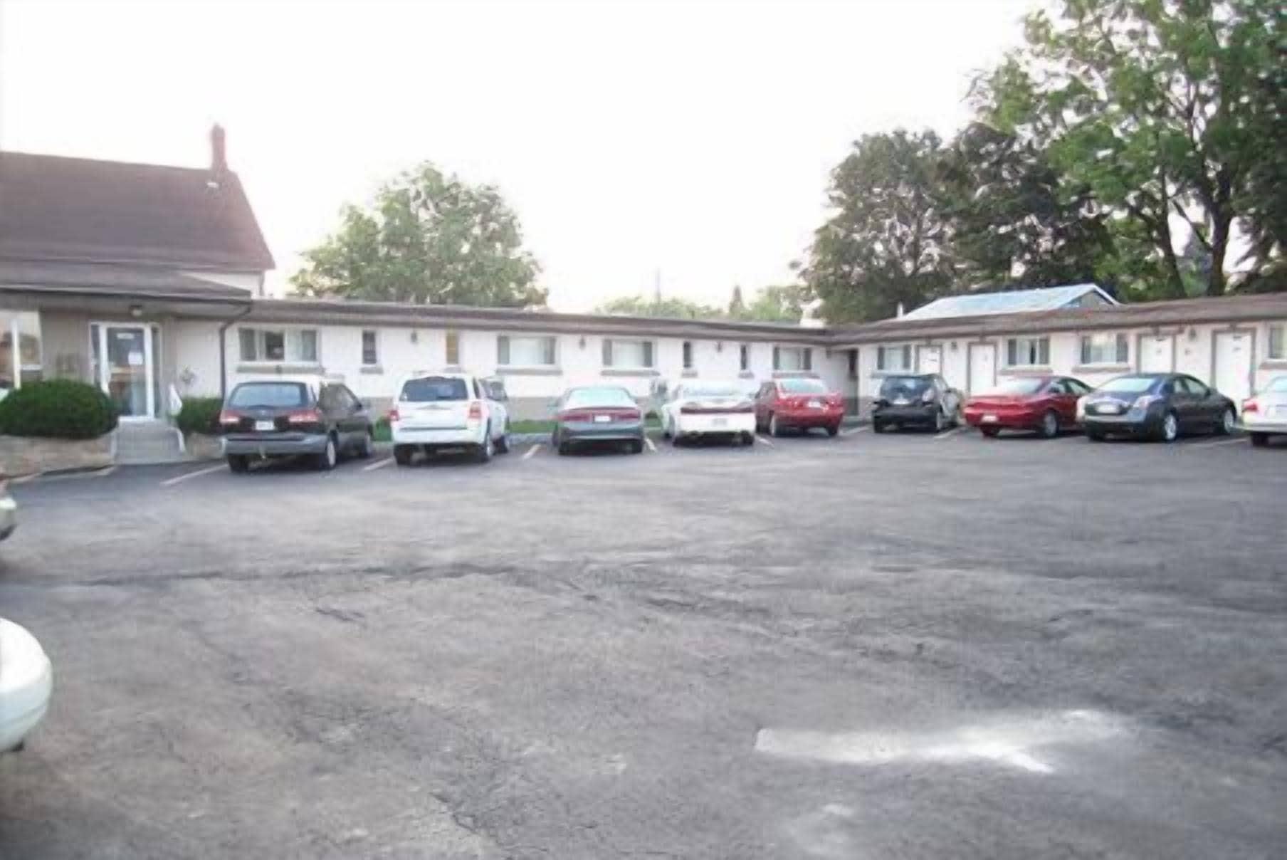 Vista Exterior Canadiana Motel
