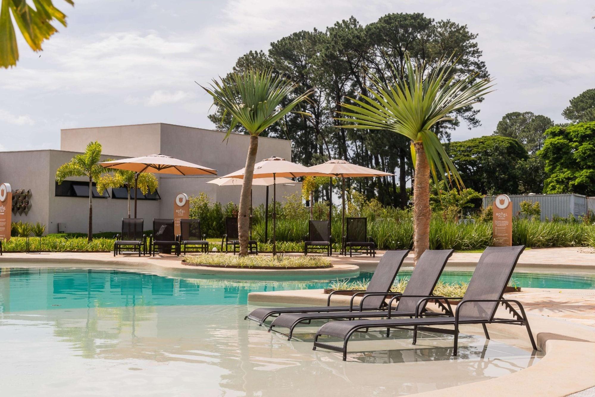 Vista Piscina Royal Tulip Holambra