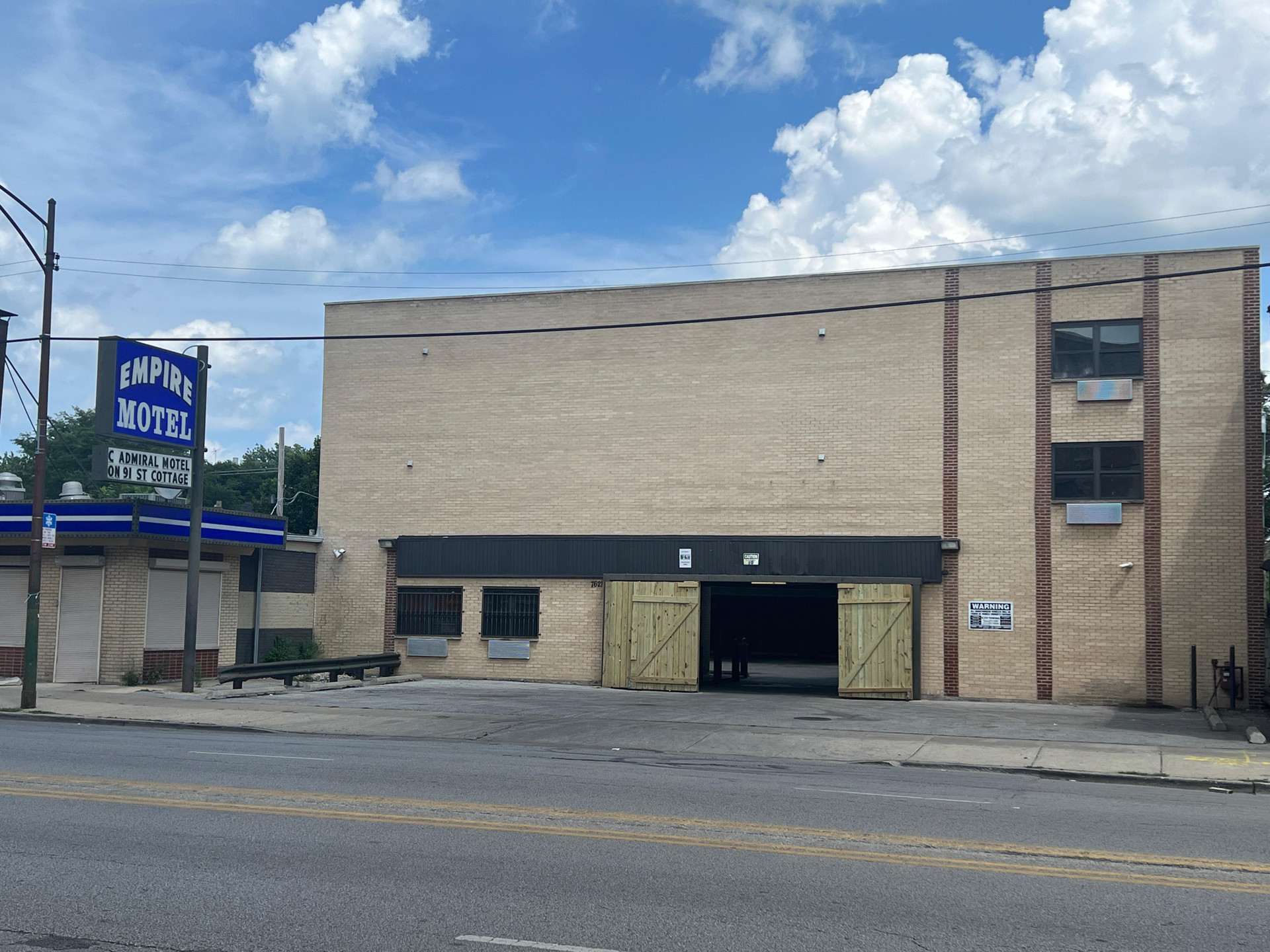 Vista da fachada Capital O Empire Motel Chicago I-94