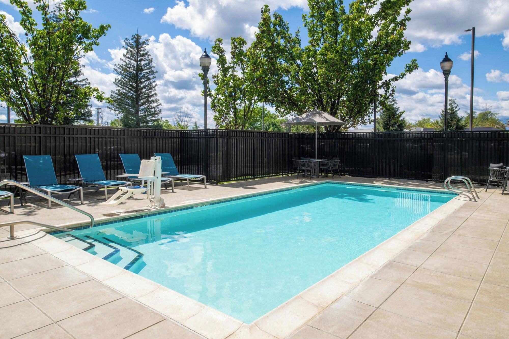Vista Piscina TownePlace Suites Redding