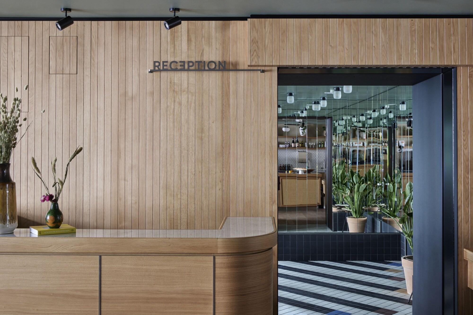 Vista Lobby Schwan Locke