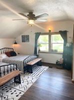 Alquiler Vacacional - The Schoolhouse Cabin - Hot Tub and Game Room!