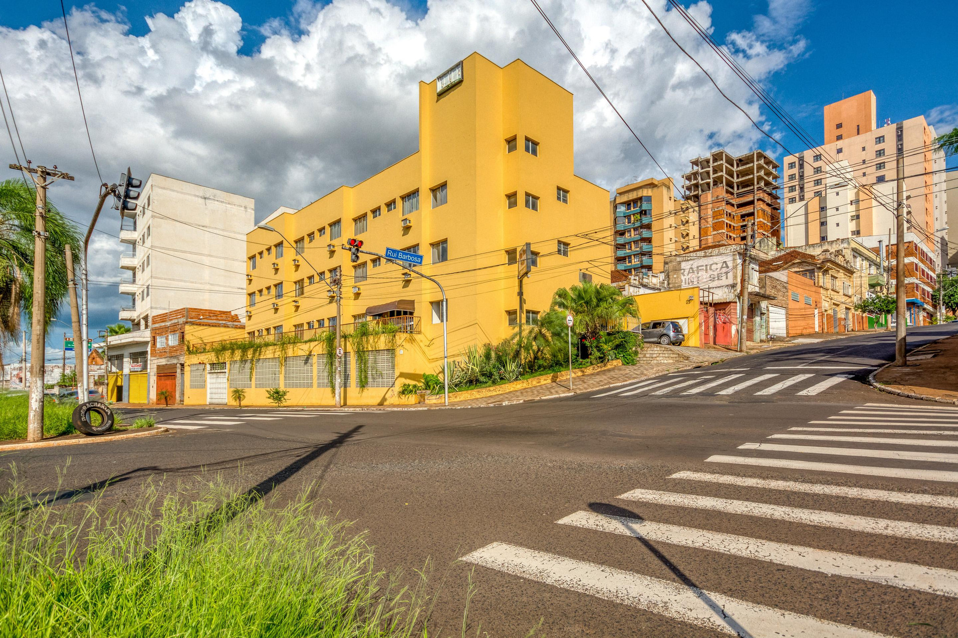 Vista da fachada OYO Hotel Vila Rica