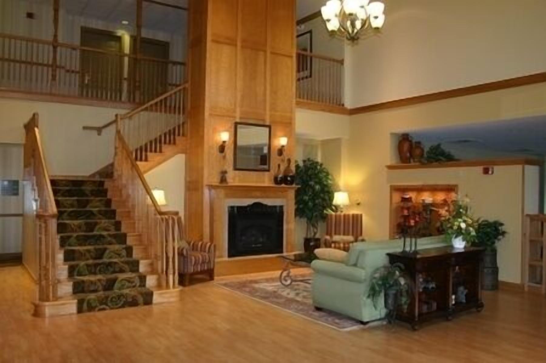 Vista Lobby Country Inn & Suites by Radisson, Rock Falls, IL