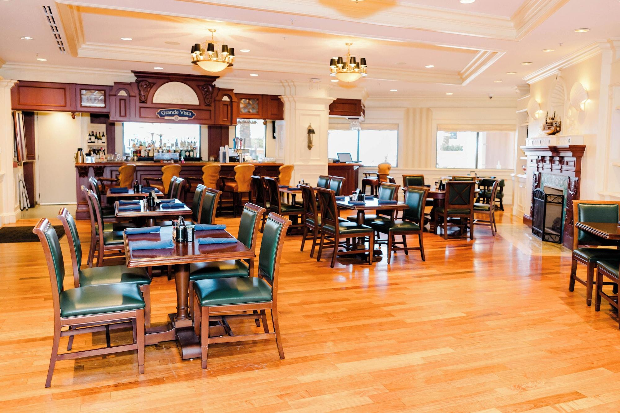 Restaurant Emerald Grande Condominiums at HarborWalk Village