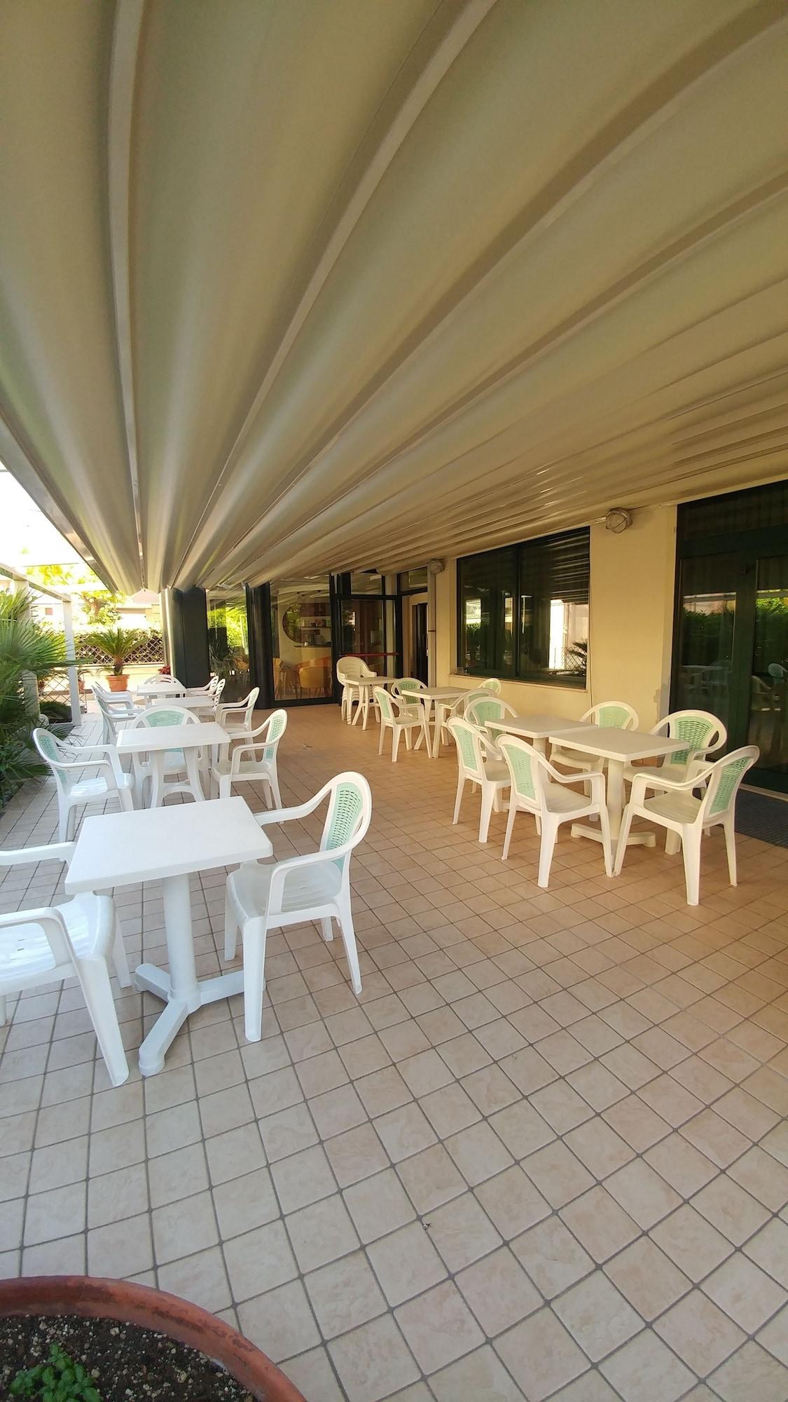 Bar/Salón Hotel La Perla