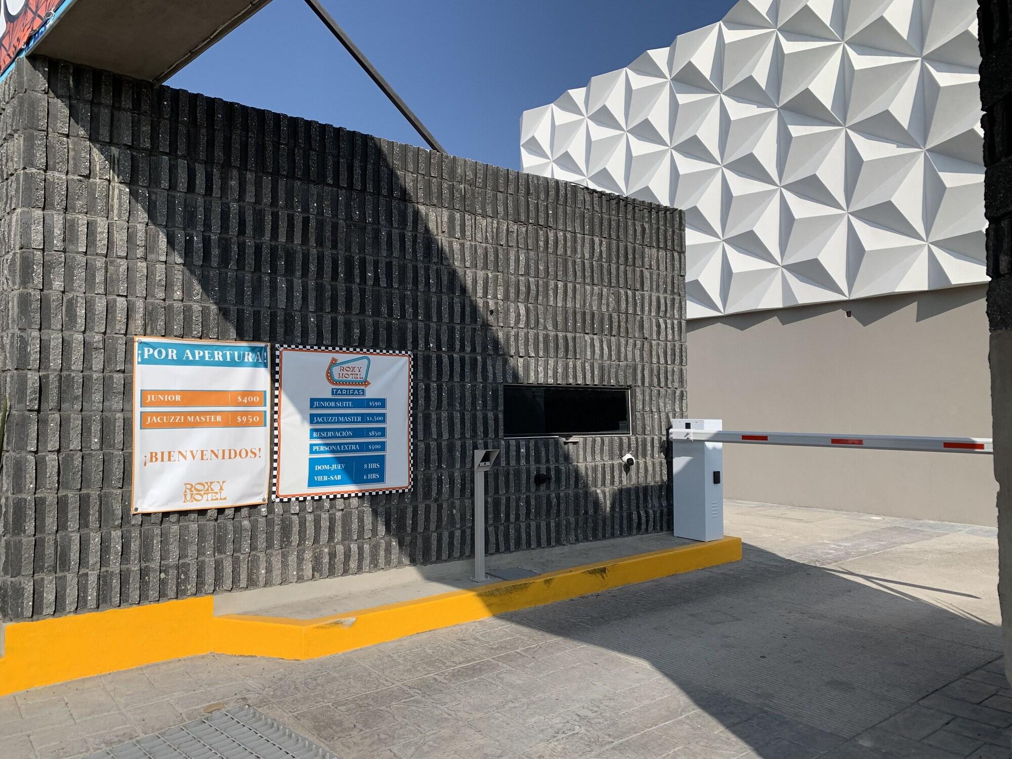 Varios Roxy Motel