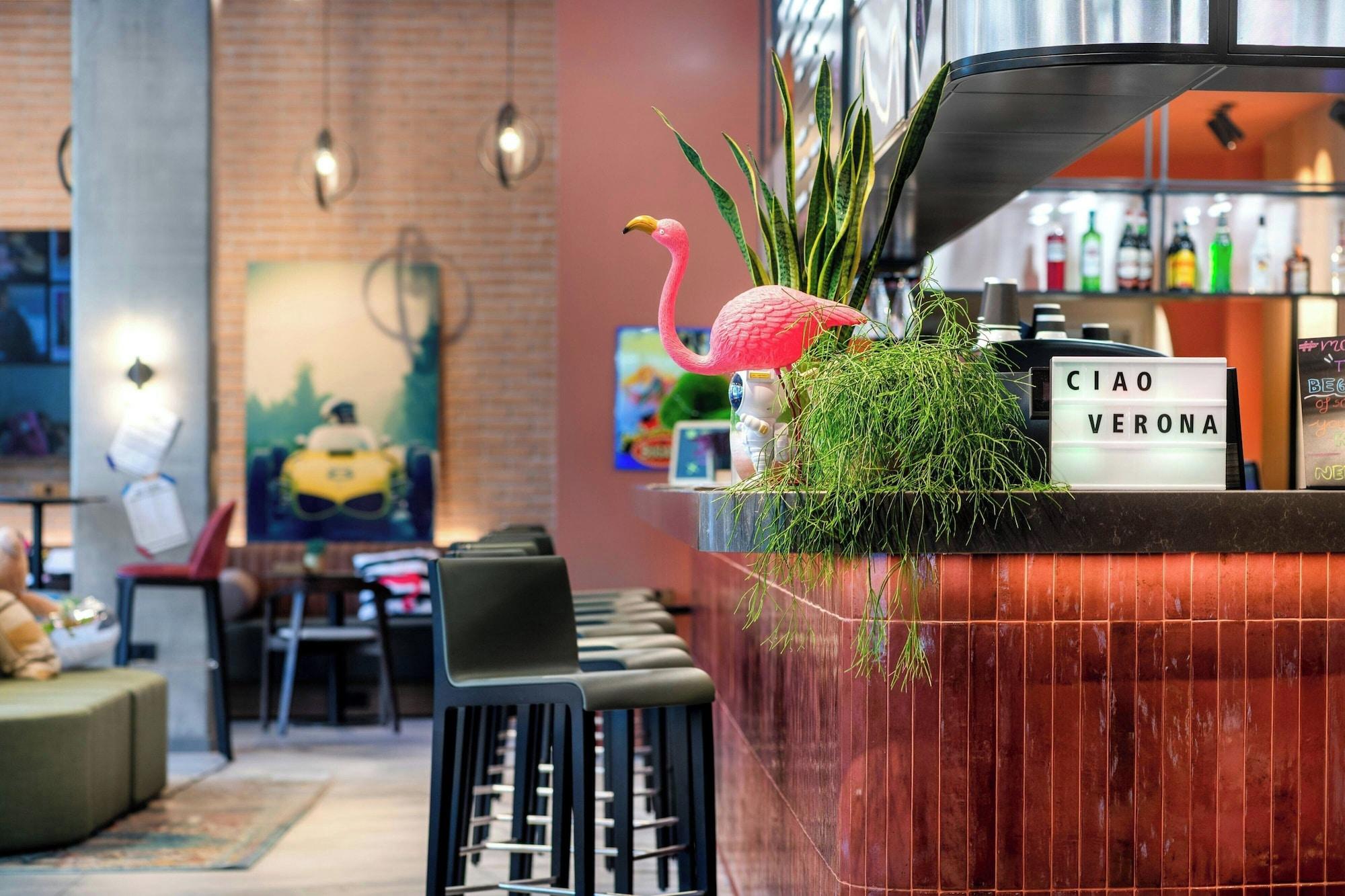 Bar/Salón Moxy Verona