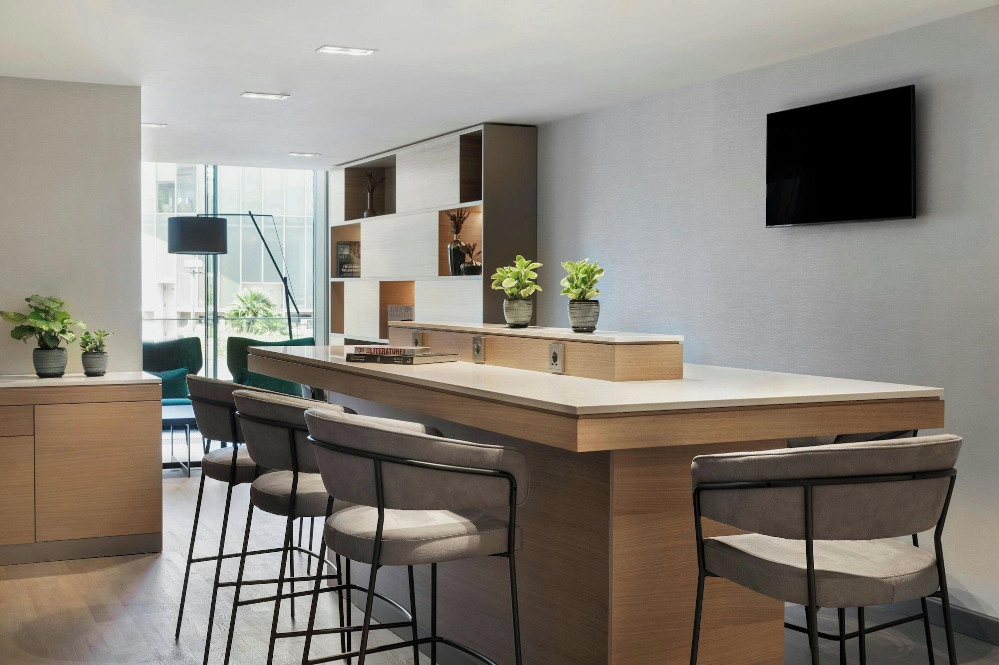 Vista Lobby Courtyard By Marriott Batumi