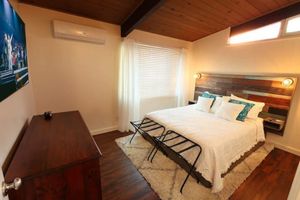 Alquiler Vacacional - Cozy Pool Side Cottage in Park like Setting.