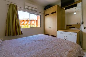 Alquiler Vacacional - Frente ao Parque da Lagoa Quente, Apto particular com varanda e vista piscinas, com tela de proteção