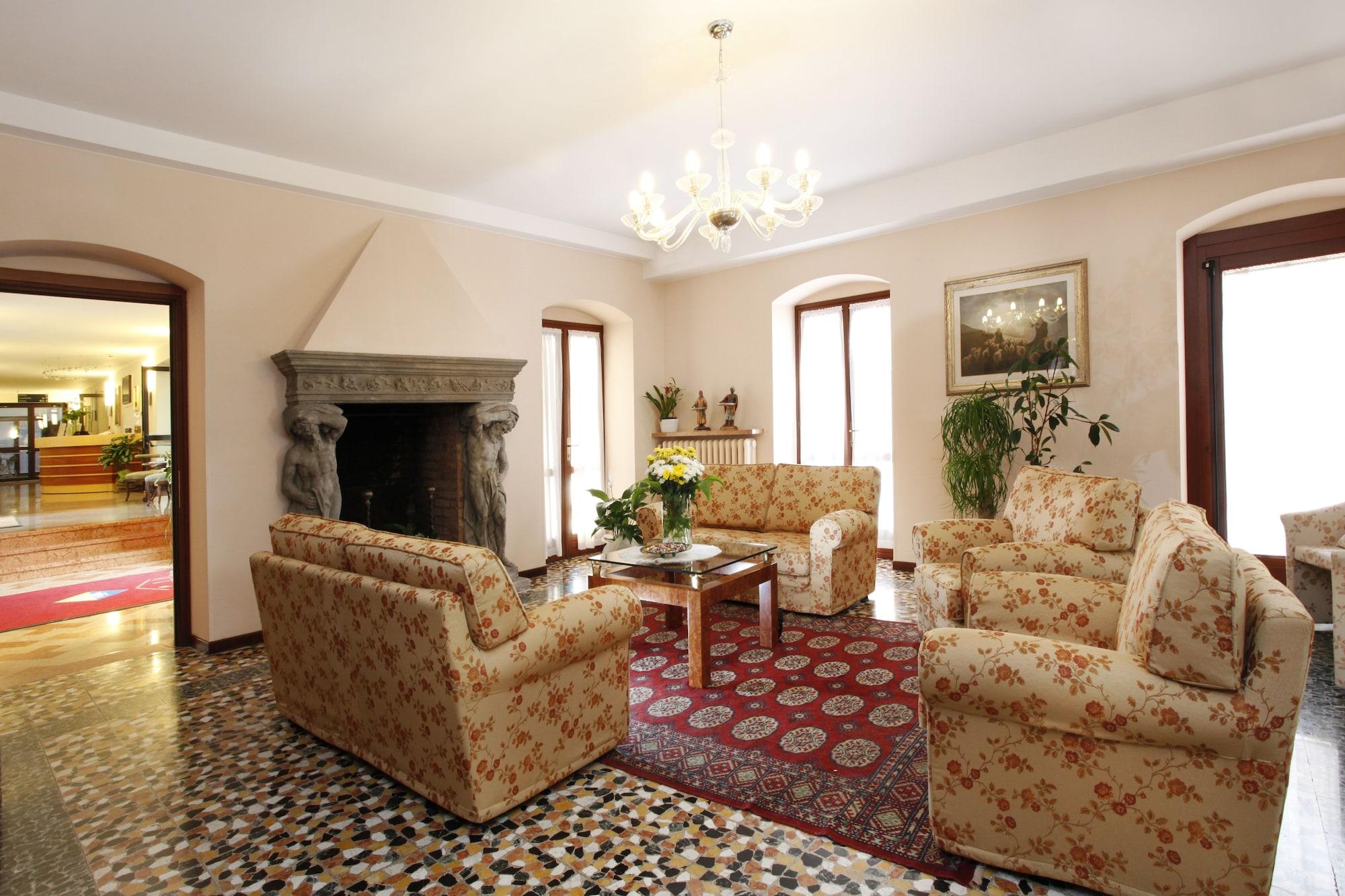 Vista Lobby Garda Family House