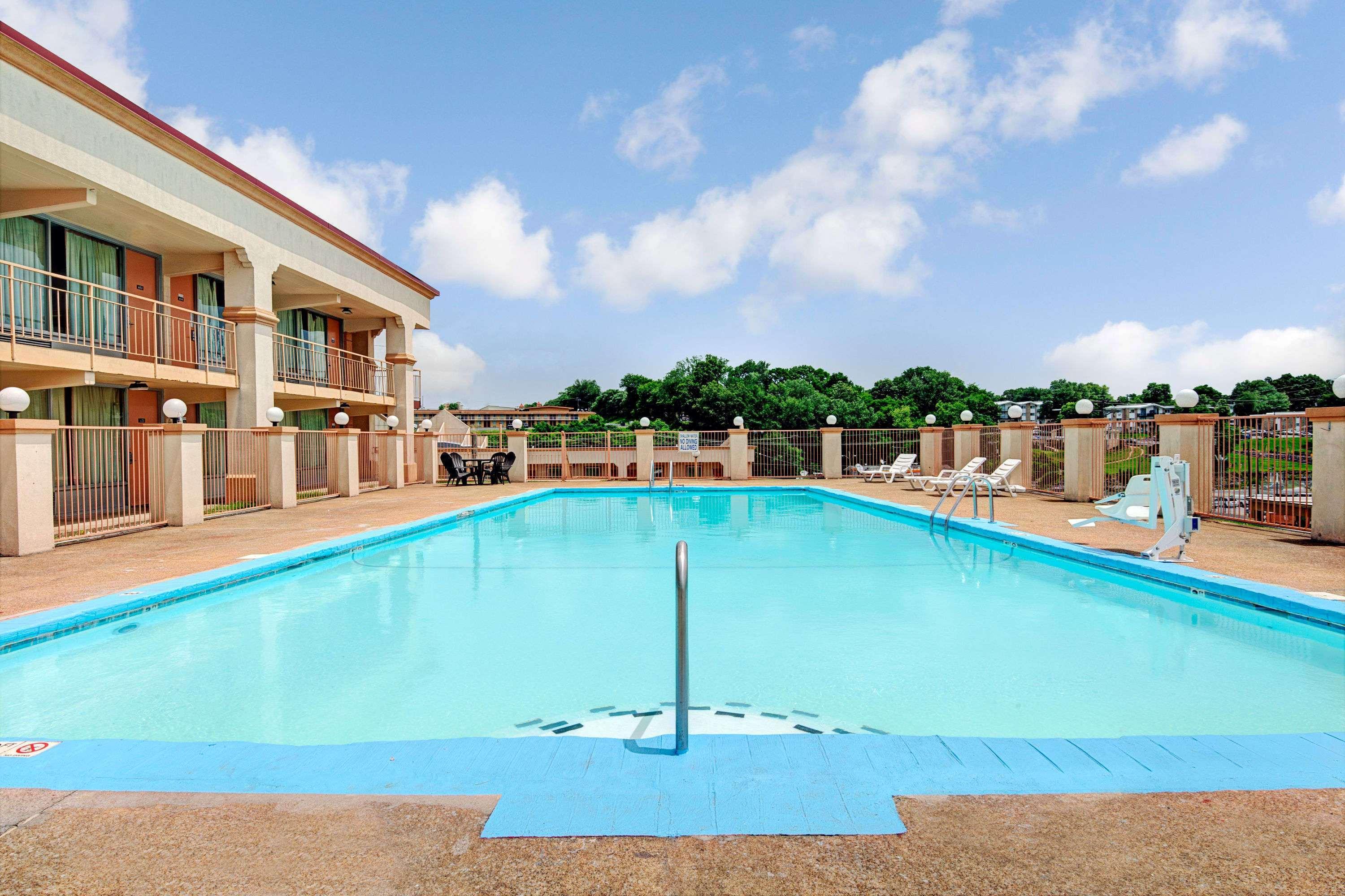 Vista Piscina Super 8 by Wyndham Nashville Near Downtown / I-40