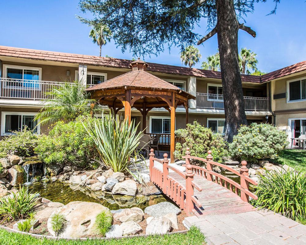 Vista Exterior Quality Inn & Suites Thousand Oaks - US101
