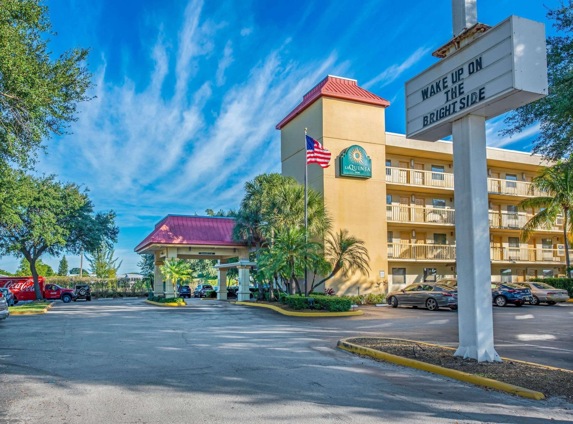 Vista Exterior La Quinta Inn by Wyndham West Palm Beach - Florida Turnpike
