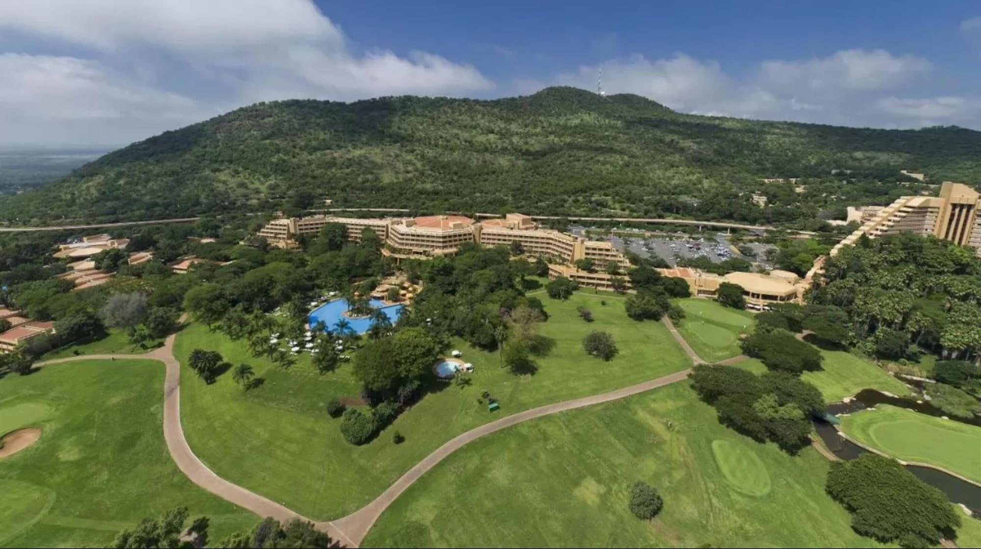 Vista Exterior Sun City Hotel and Casino