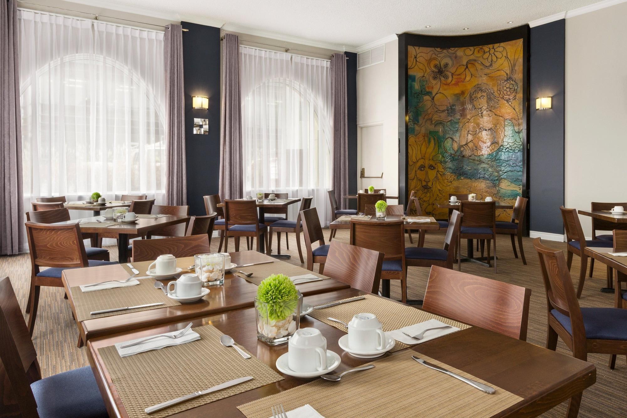 Restaurant Days Inn & Conference Centre by Wyndham Montreal Airport