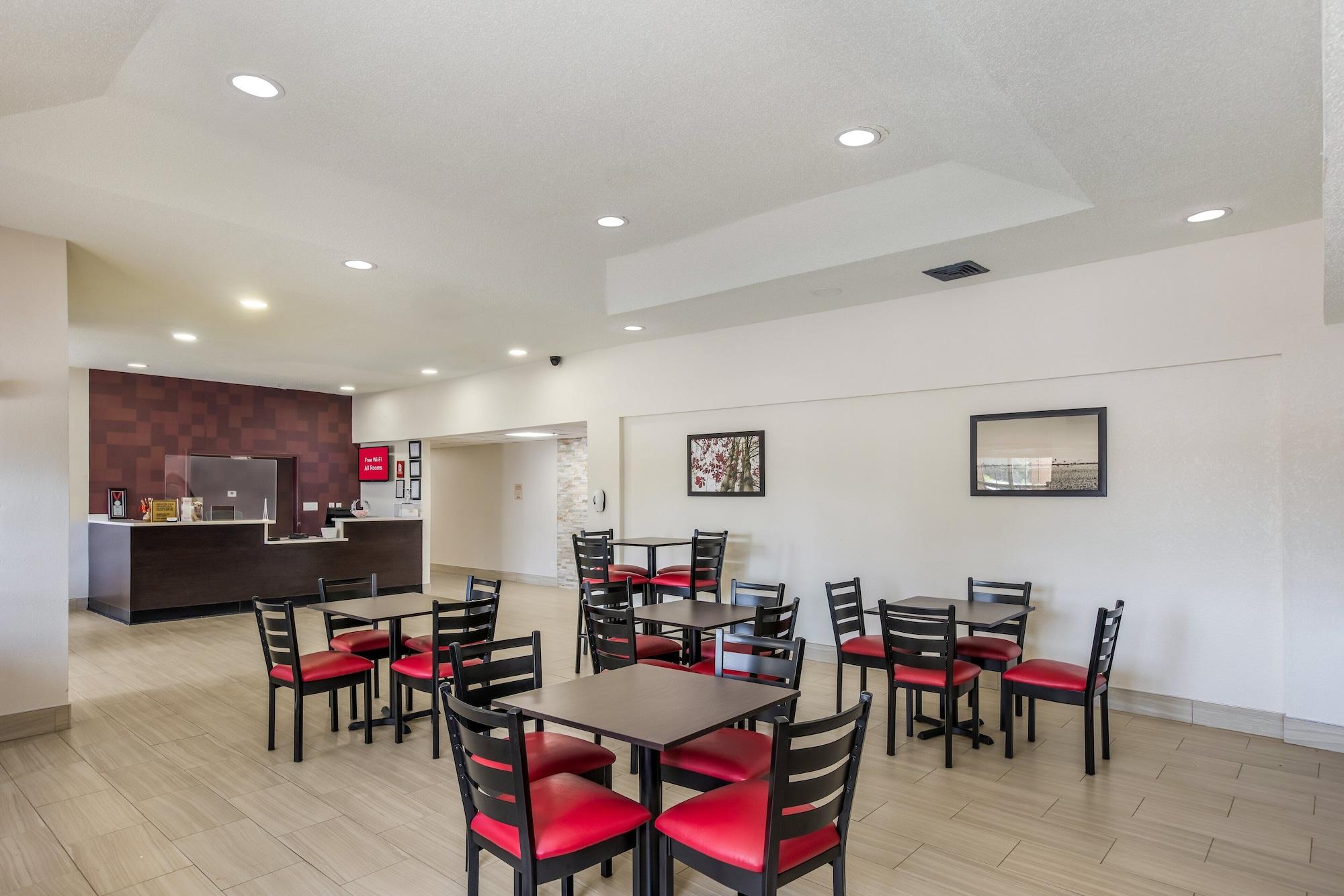Restaurant Red Roof Inn PLUS+ & Suites Savannah - I-95