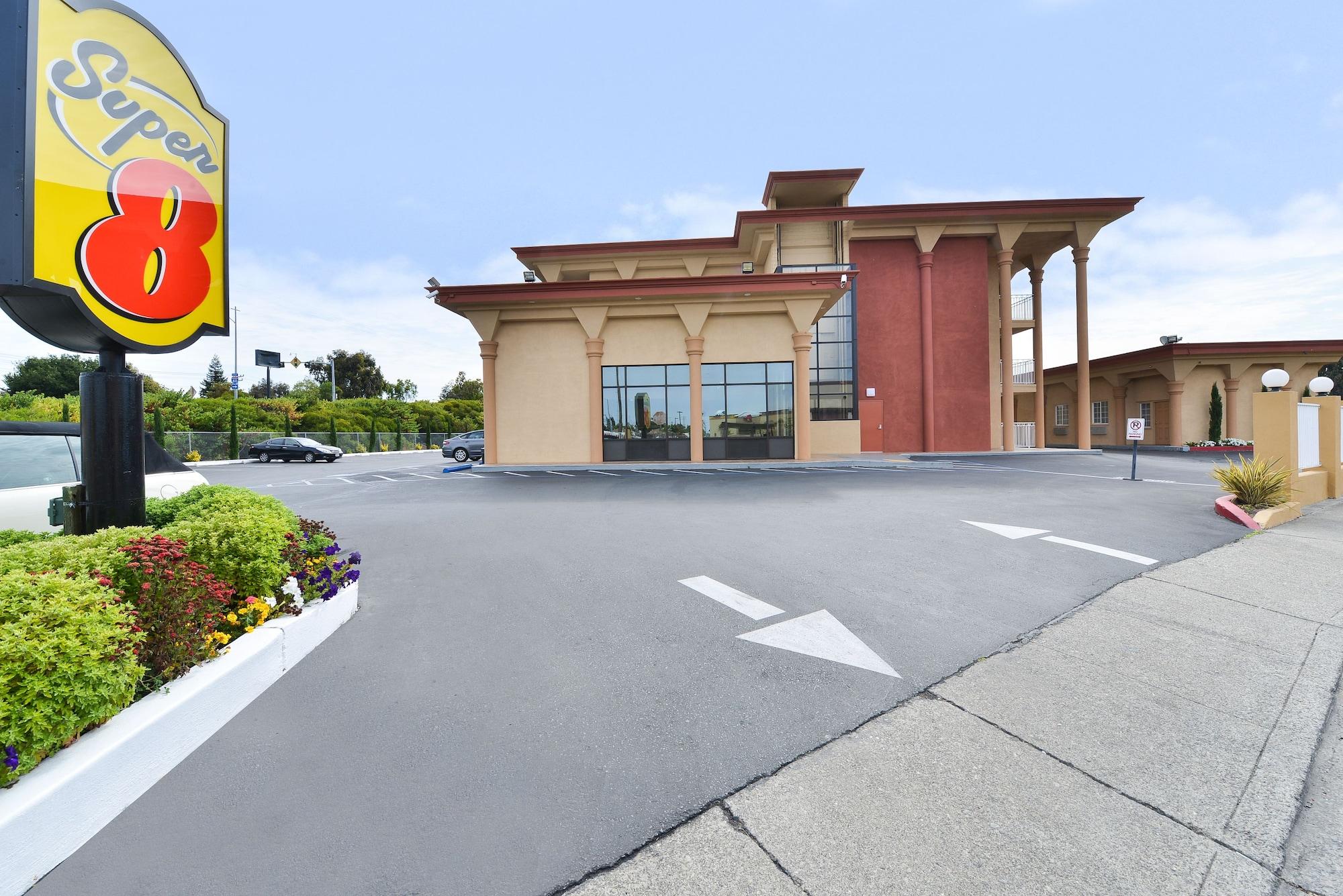 Vista Exterior Super 8 by Wyndham Vallejo/Napa Valley