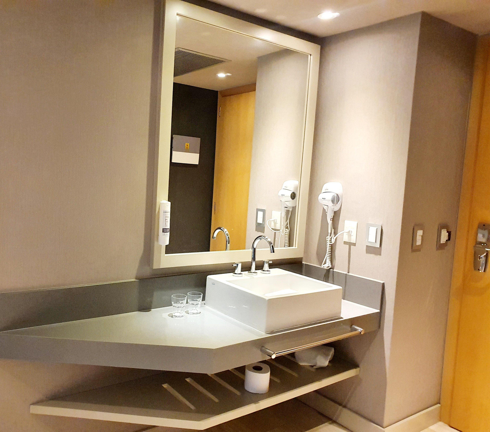 Baño Grandview Hotel & Convention Center Buenos Aires