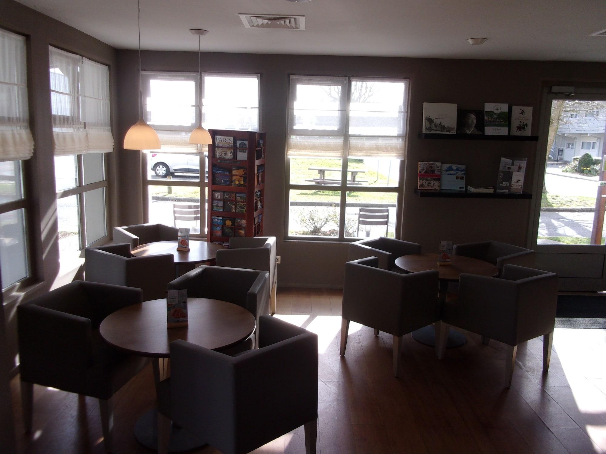 Vista Lobby Campanile Chantilly