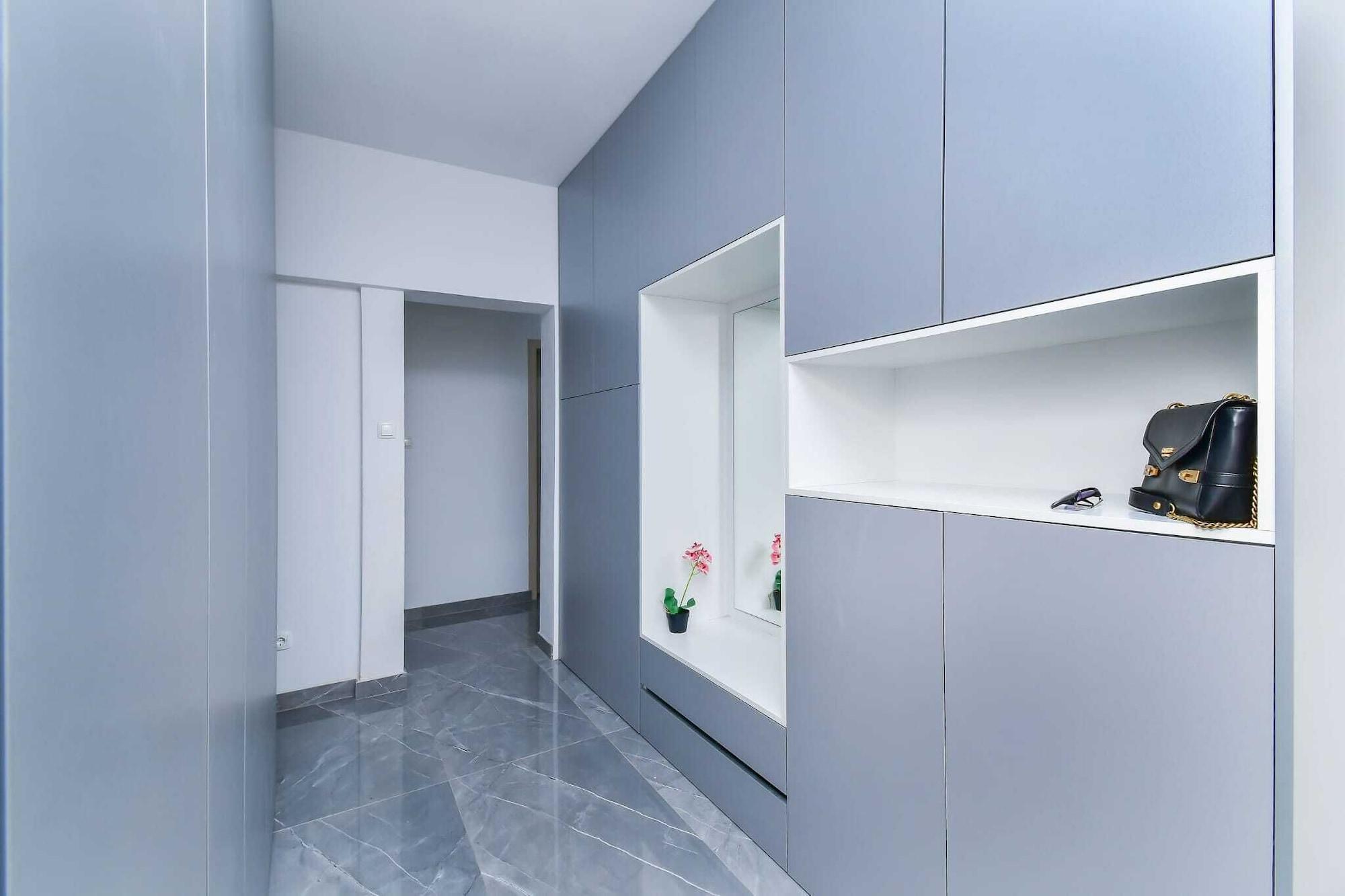 Varios Apartment Ela