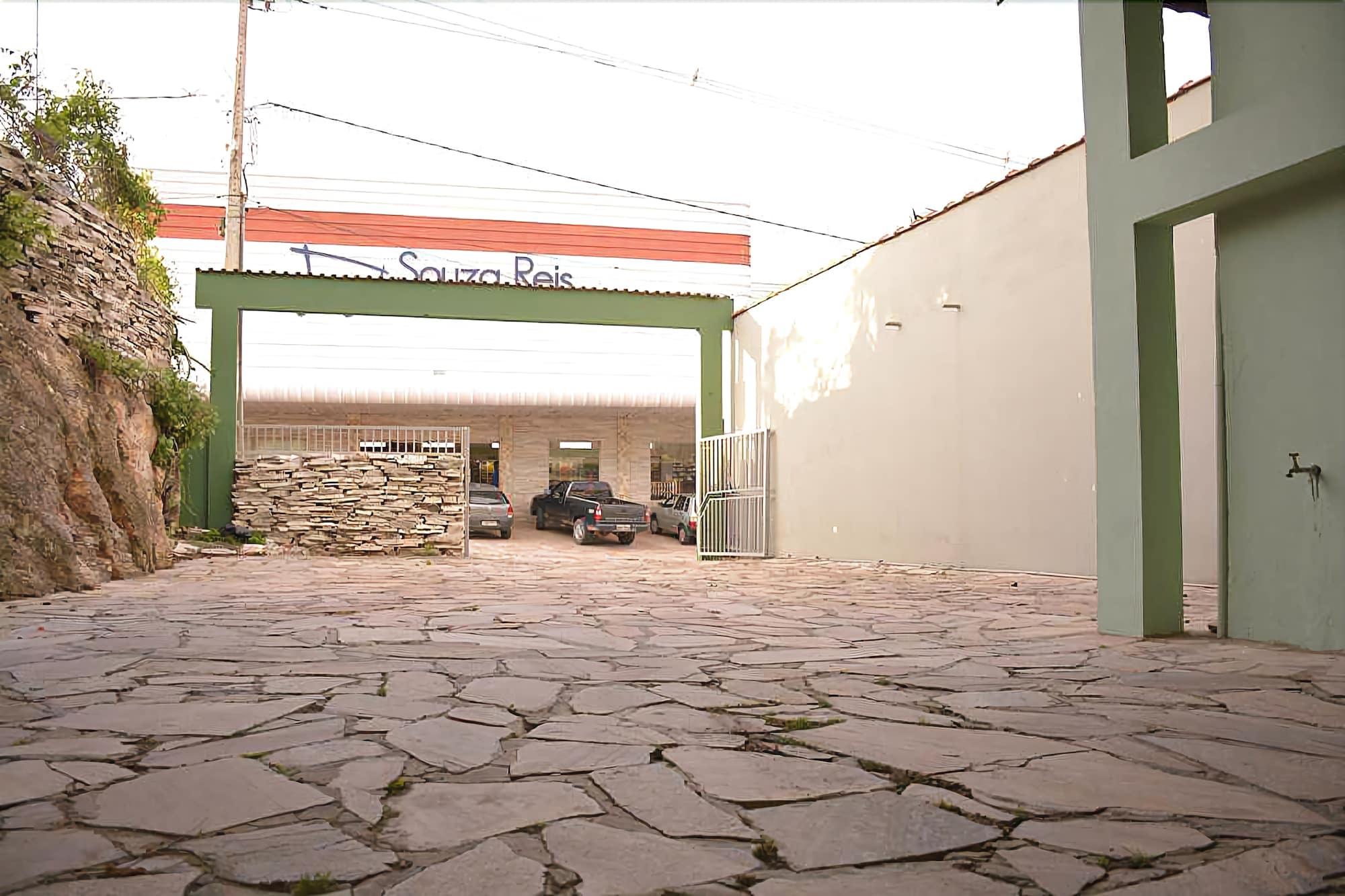 Vista Exterior Aliens Palace Hotel