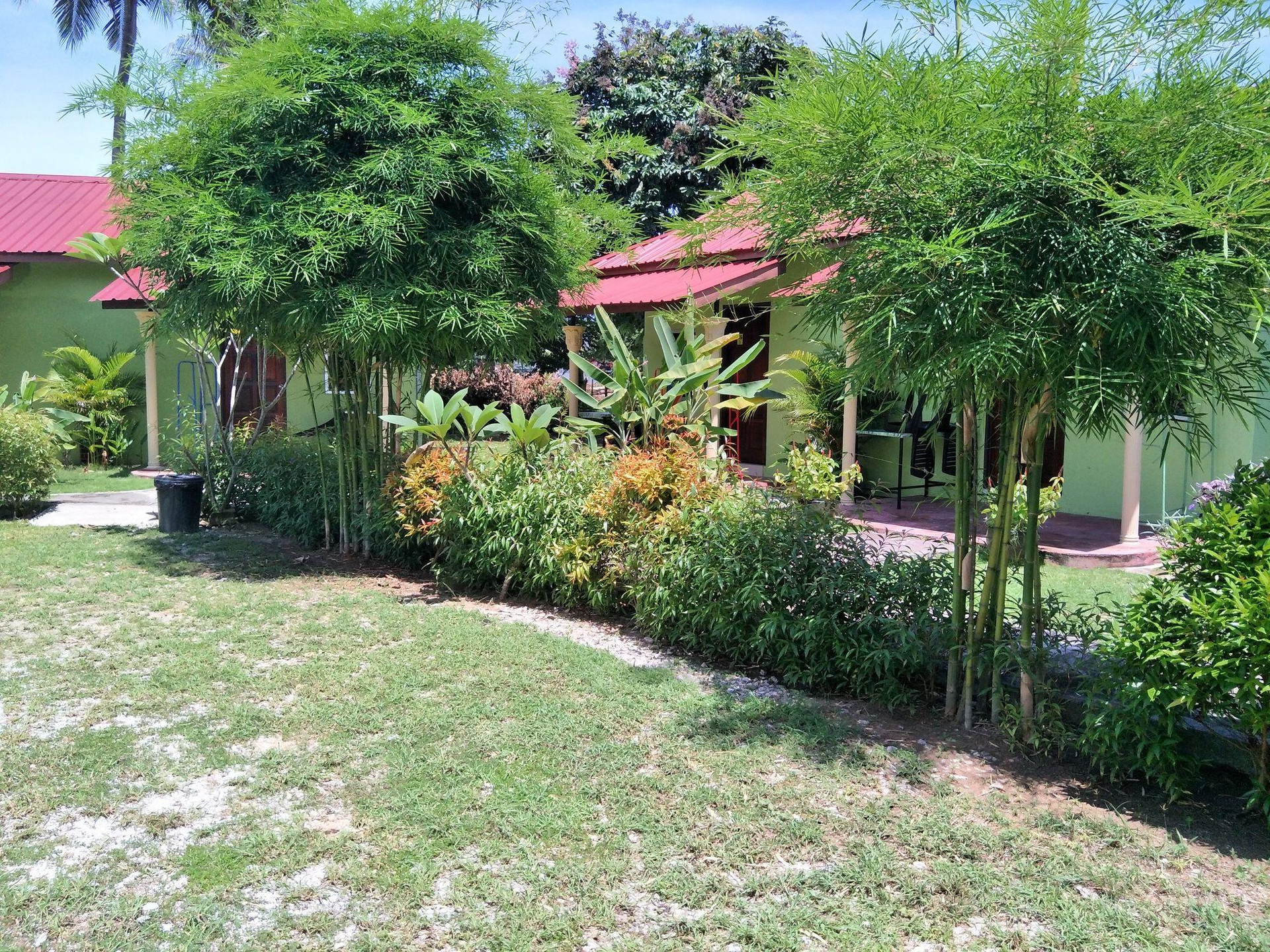 Vista Exterior Motel Aurora Damai