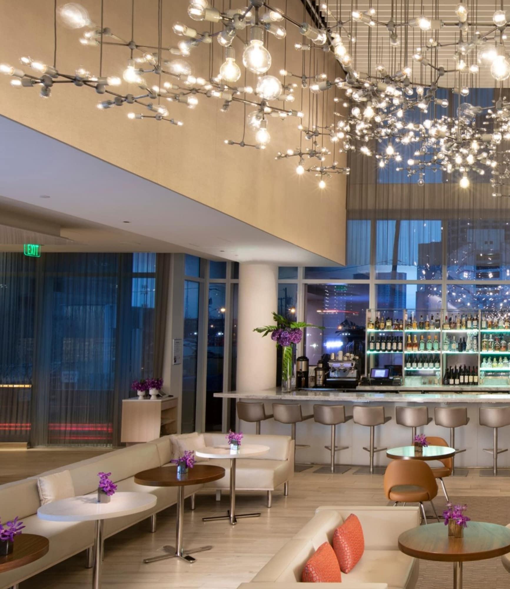 Bar/Salón HALL Arts Hotel Dallas, Curio Collection by Hilton