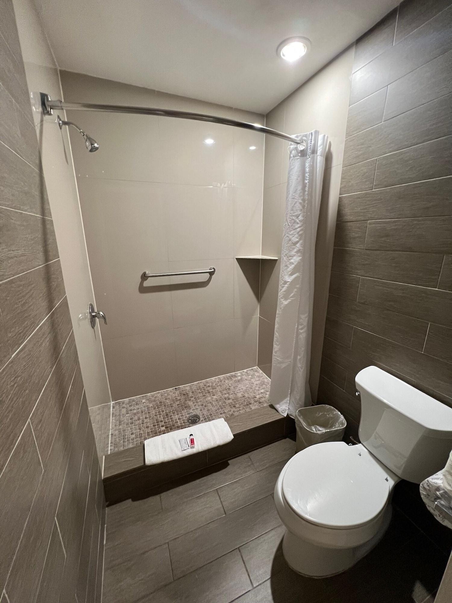 Equipamiento de Habitación Super 8 Wyndham McAllen Downtown- City Center-Plaza Mall-Airport