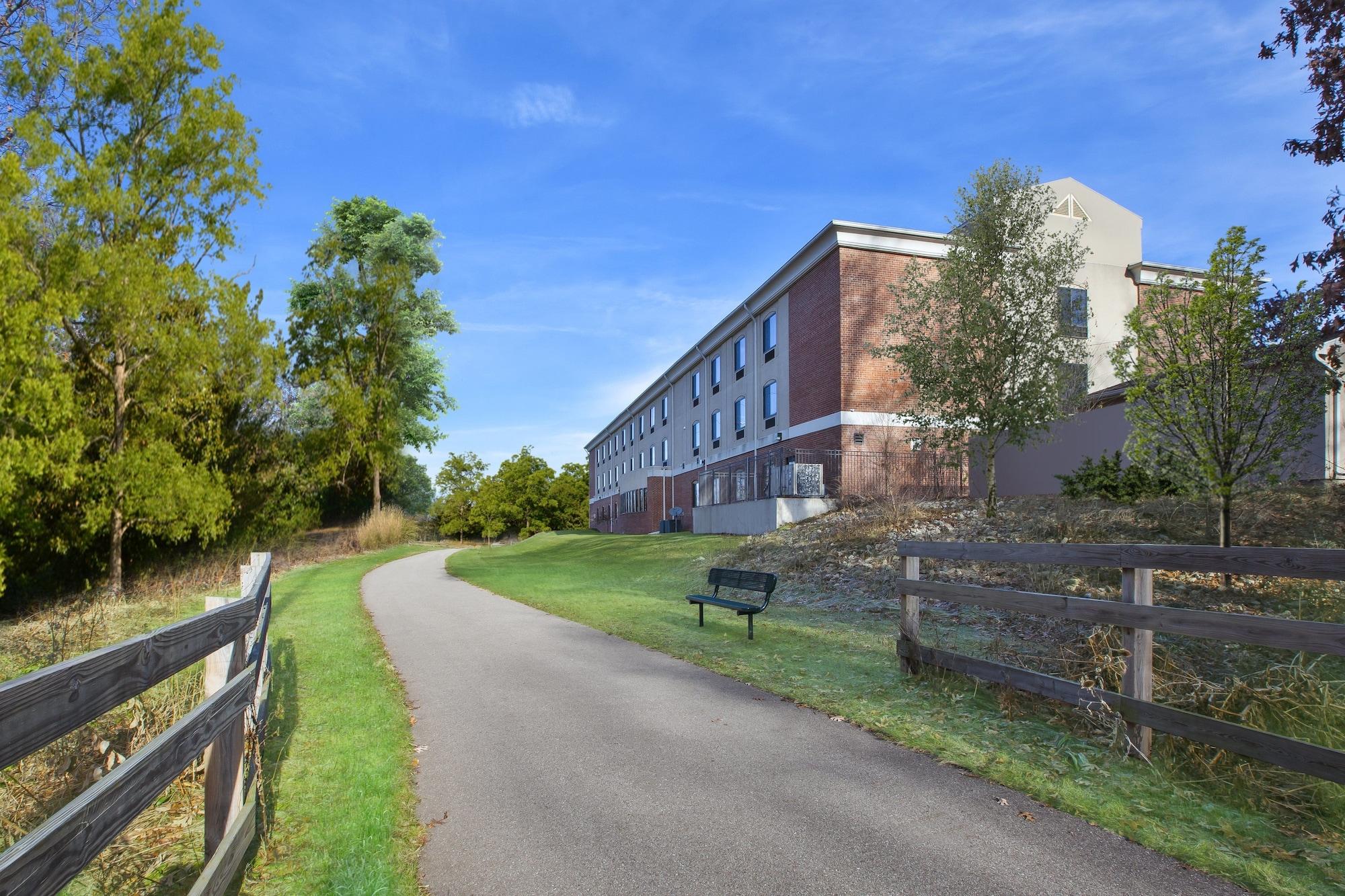 Vista Exterior Holiday Inn Express Hotel & Suites Niles by IHG