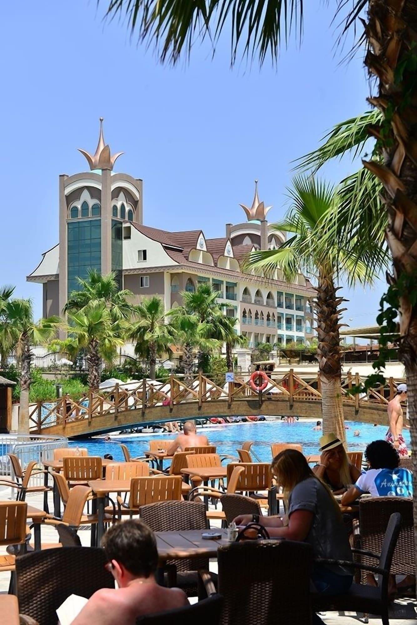 Vista Exterior Side Crown Palace Ultra All Inclusive