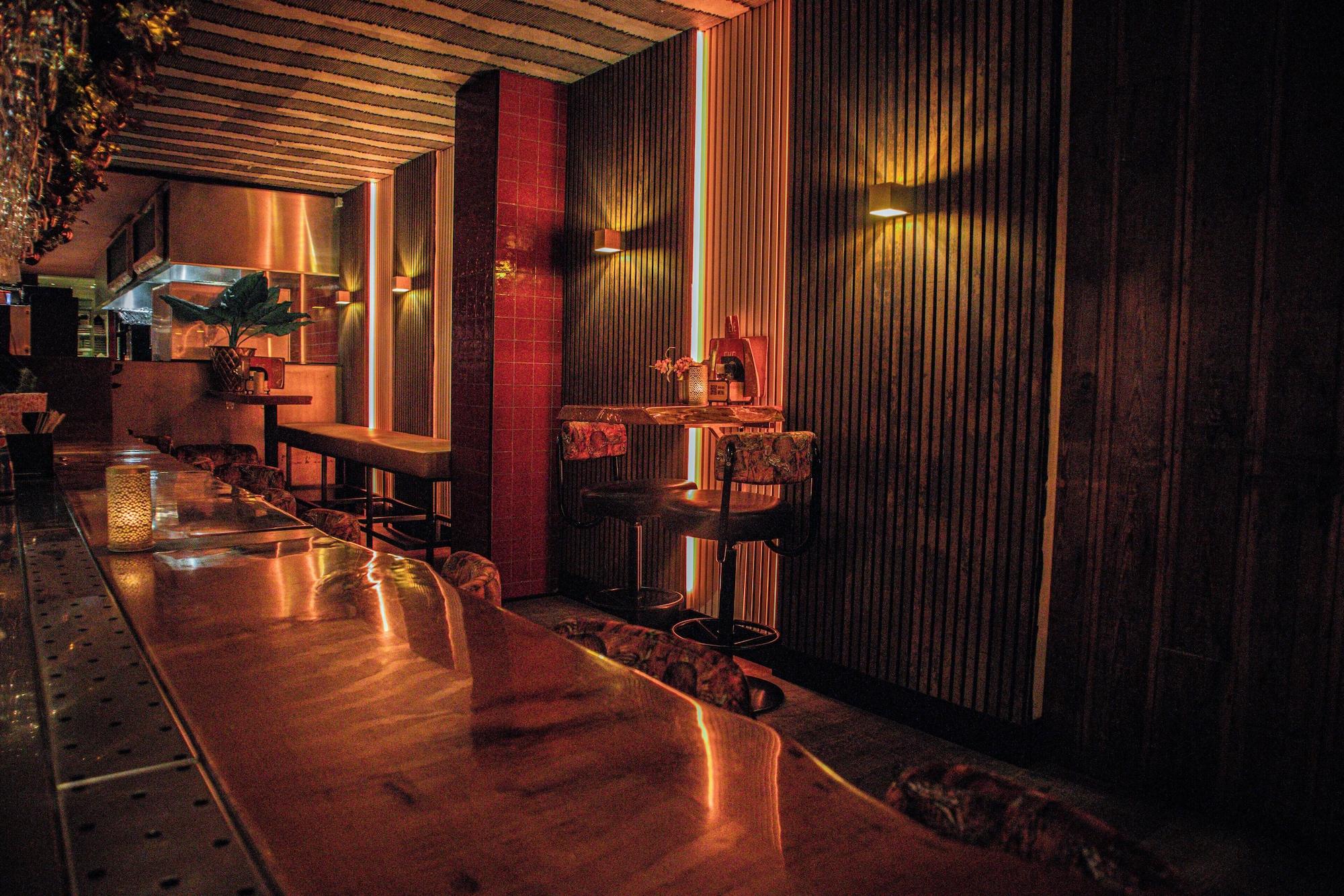Bar/Salón Manzo's Suites