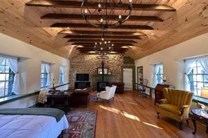 Alojamiento - Country School House at Solidago Farm

Unique, cozy small farm experience!