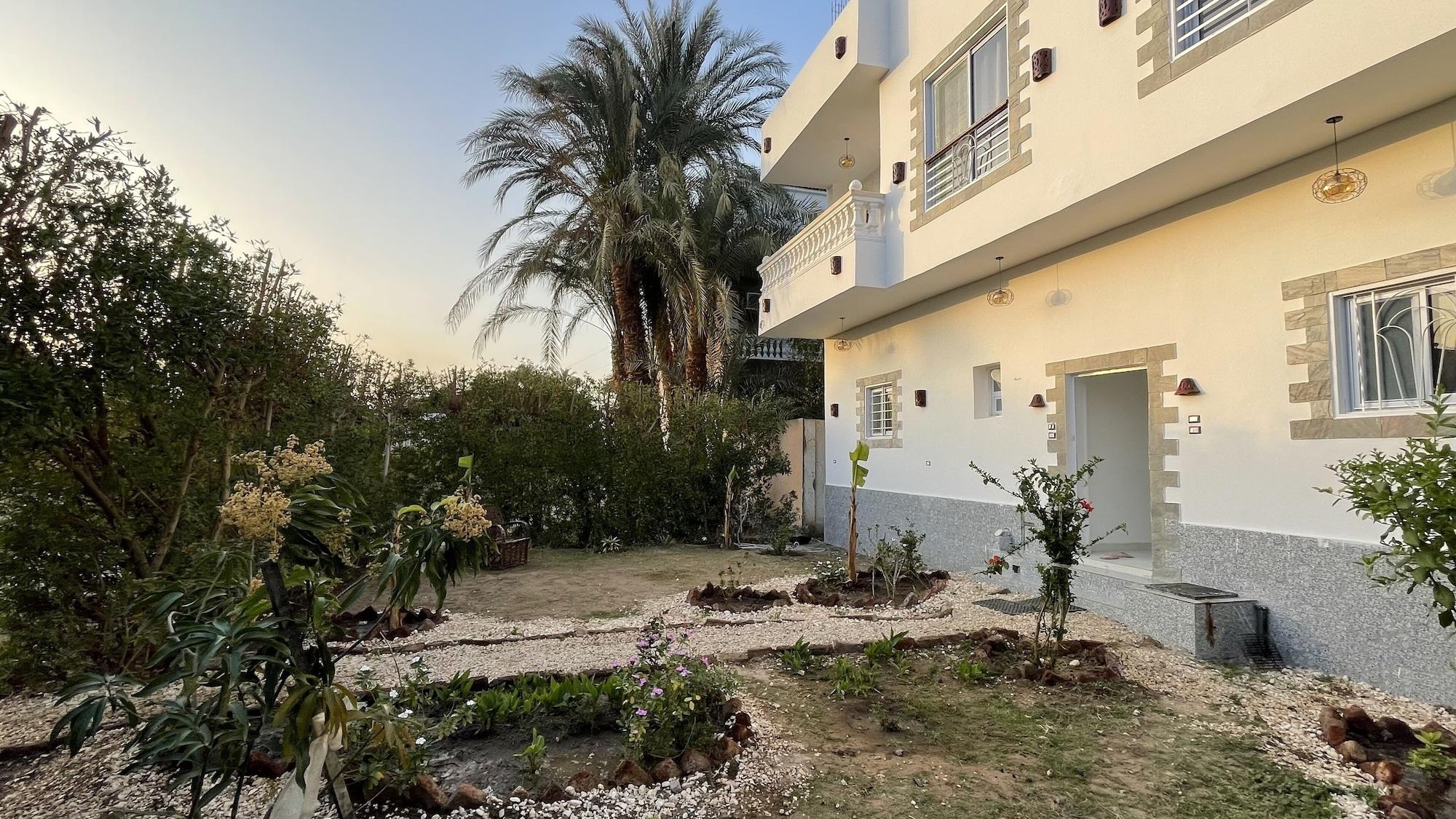 Vista Exterior Moon House of Luxor