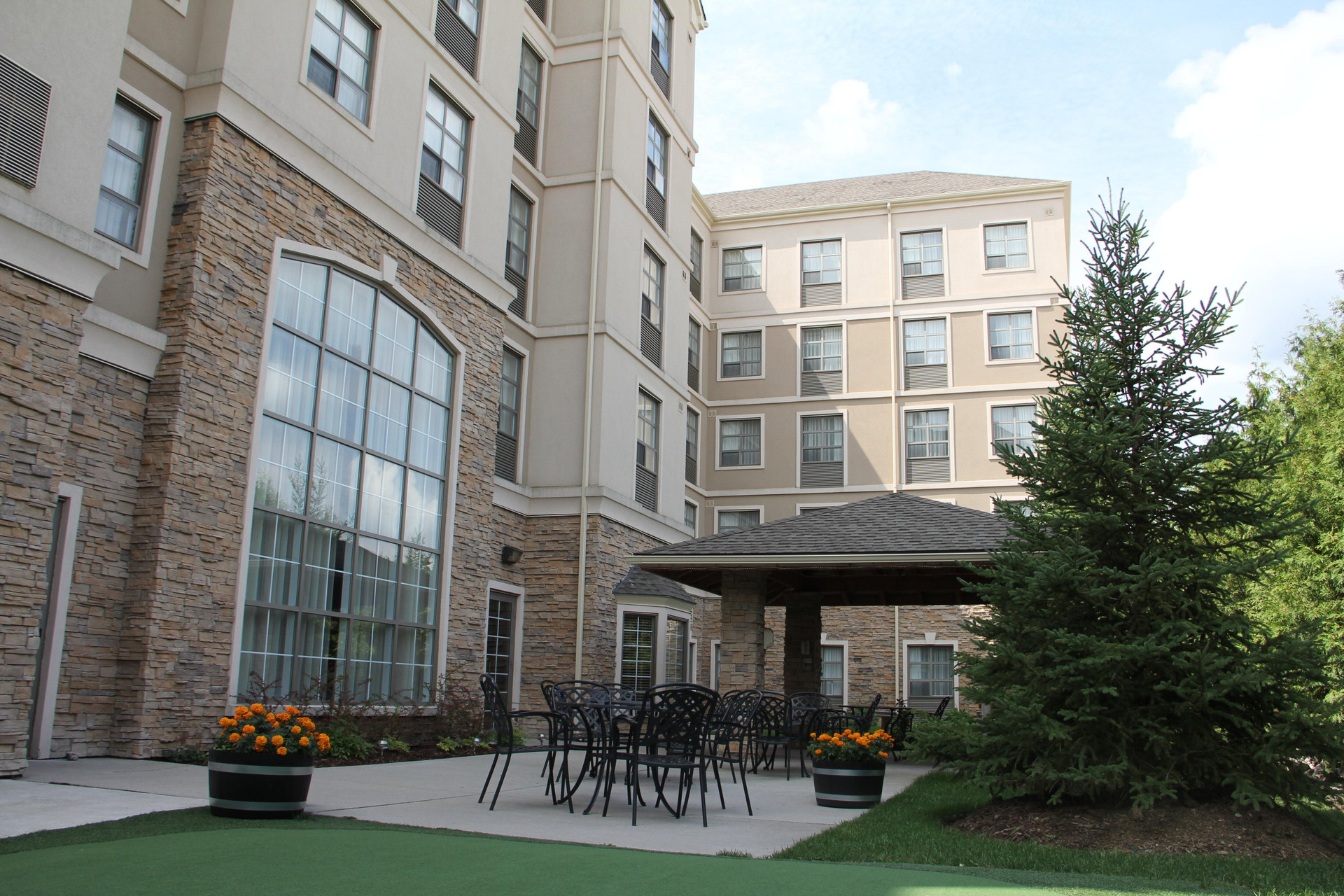 Vista Exterior Staybridge Suites London by IHG