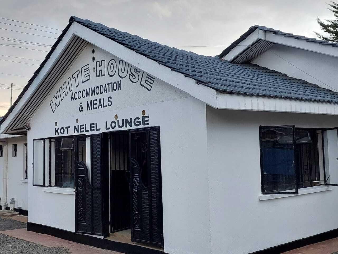 Vista Exterior White House Lounge & Accommodation