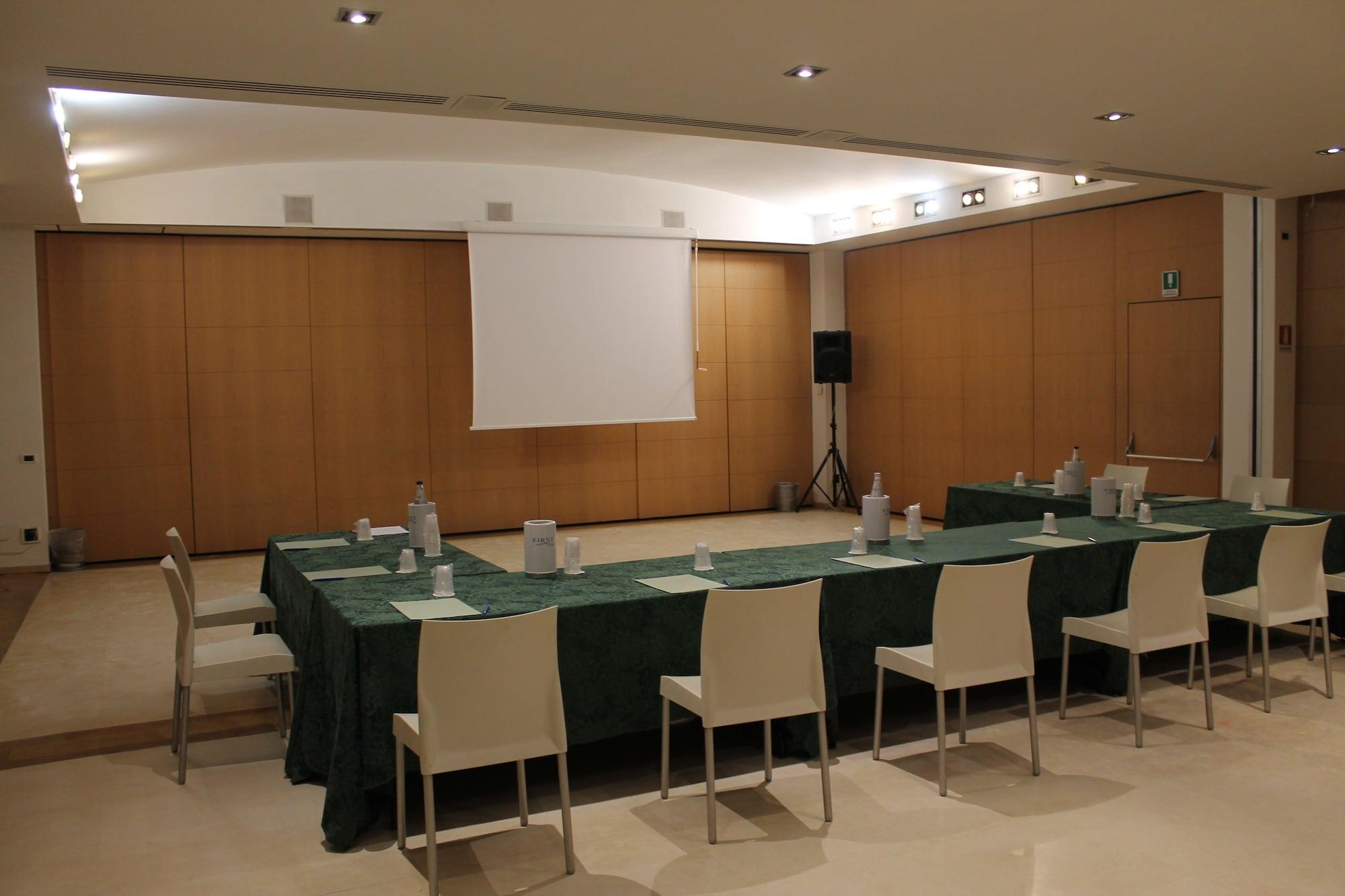 Sala de Reuniones First Hotel
