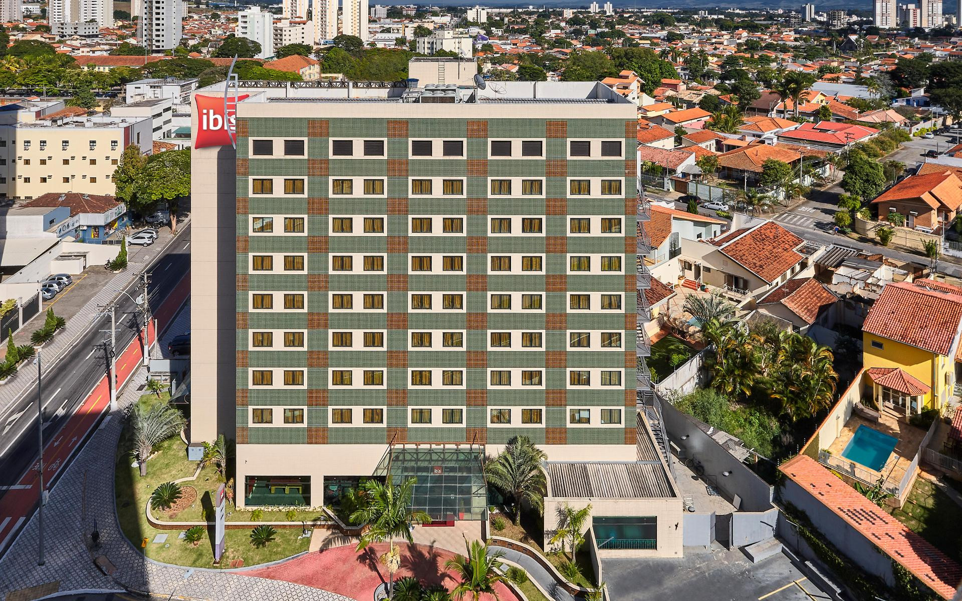 Vista Exterior ibis Taubate