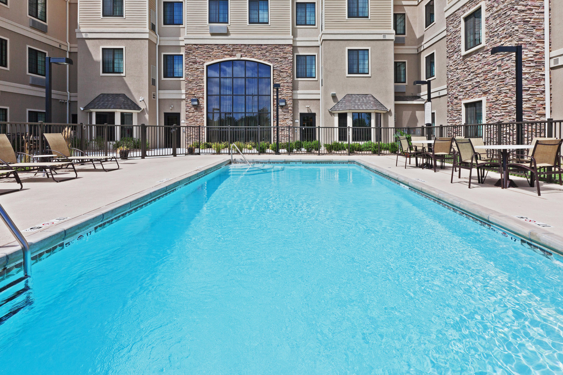 Vista Piscina Staybridge Suites Wichita by IHG