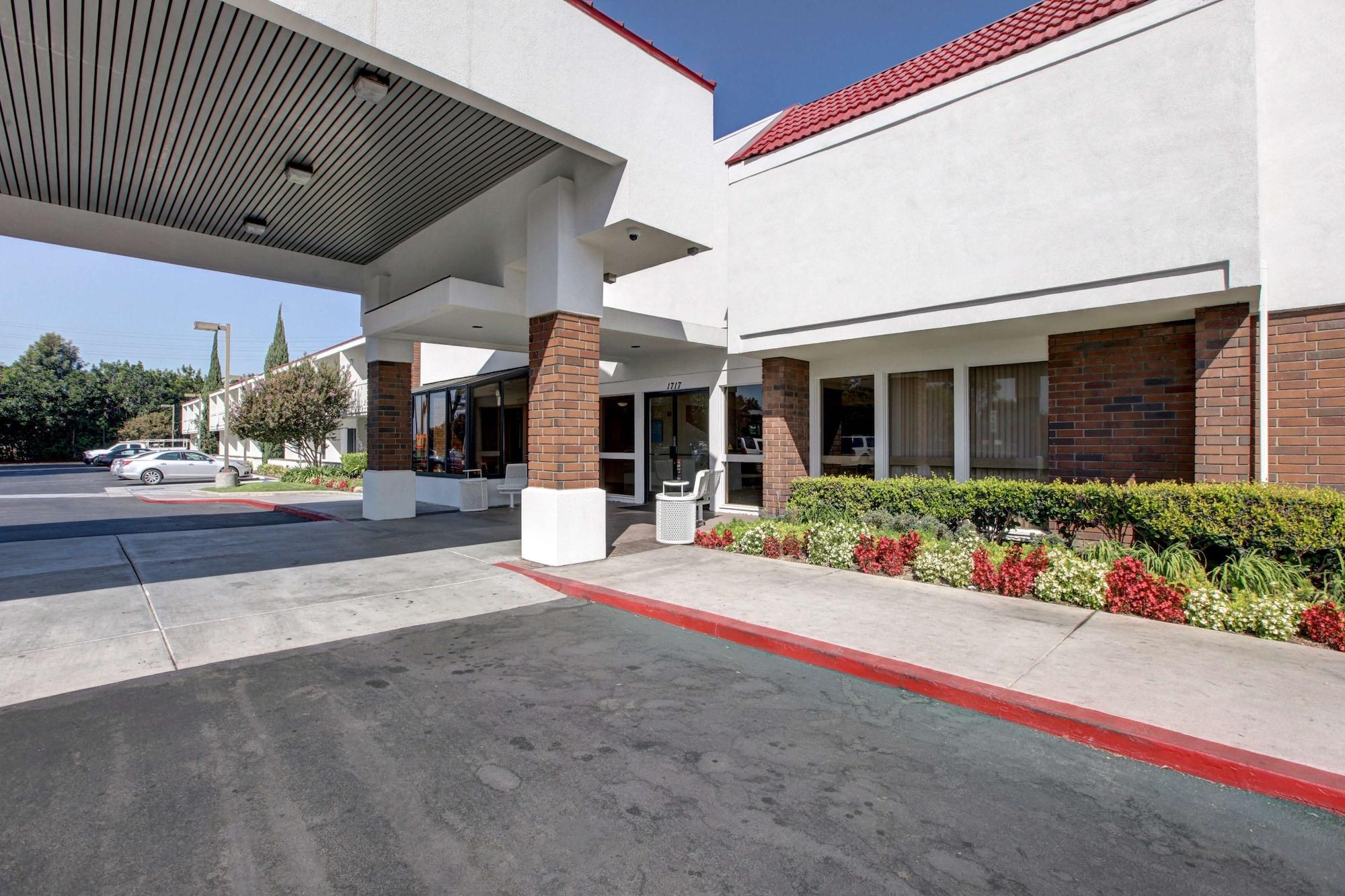 Vista Exterior Motel 6 Irvine - Orange County Airport