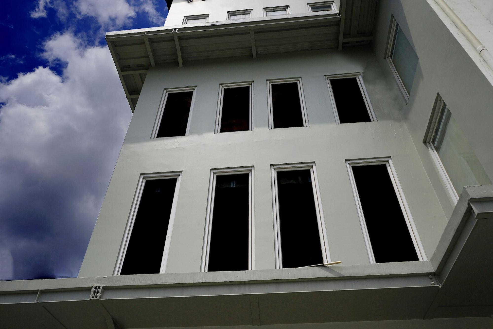 Vista Exterior UROOMS Senayan