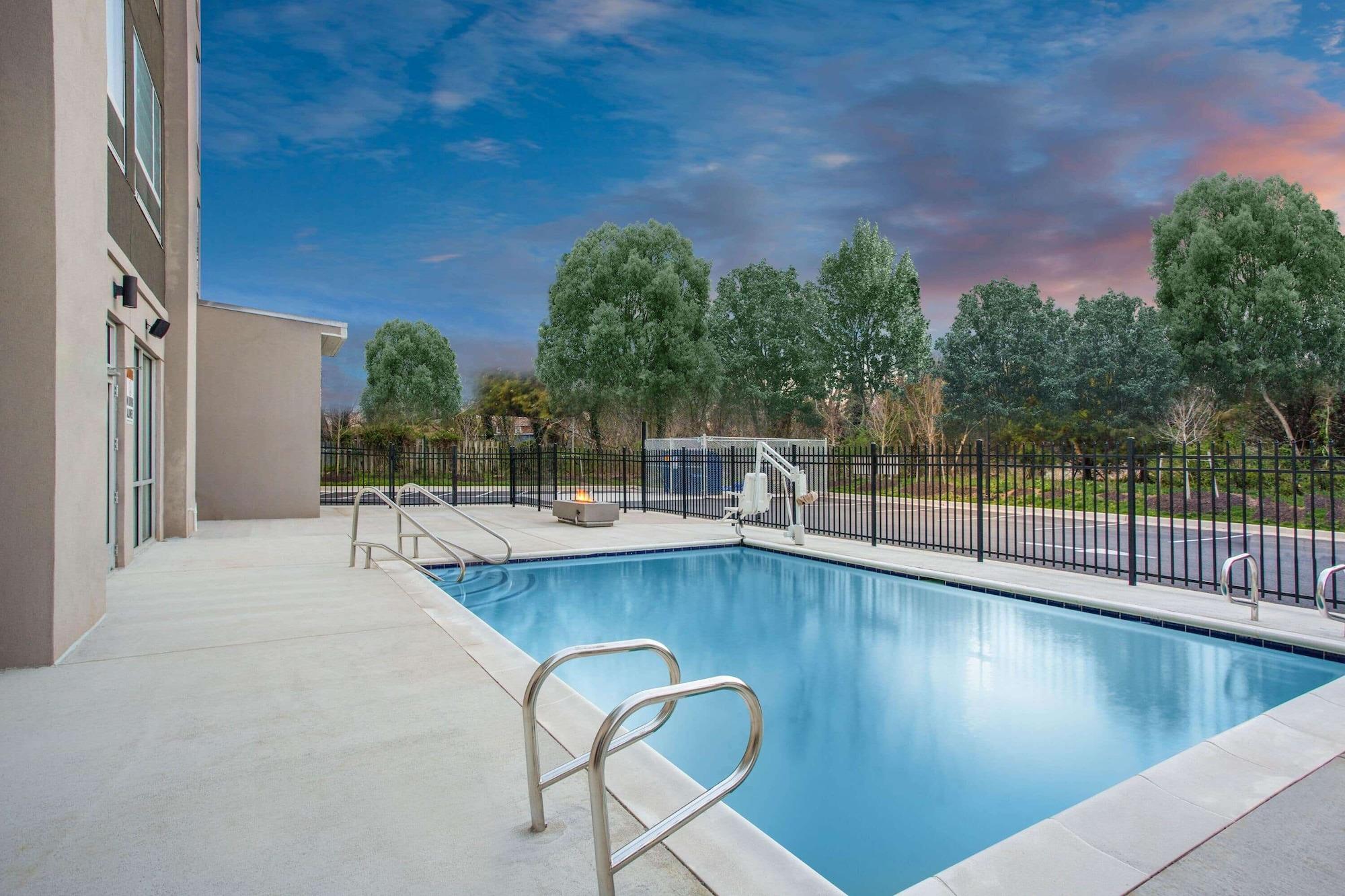 Vista Piscina La Quinta Inn & Suites by Wyndham Manassas Va-Dulles Airport