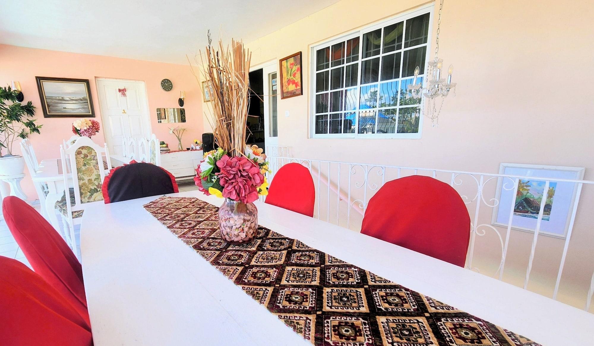 Restaurant Pink Hibiscus Villa