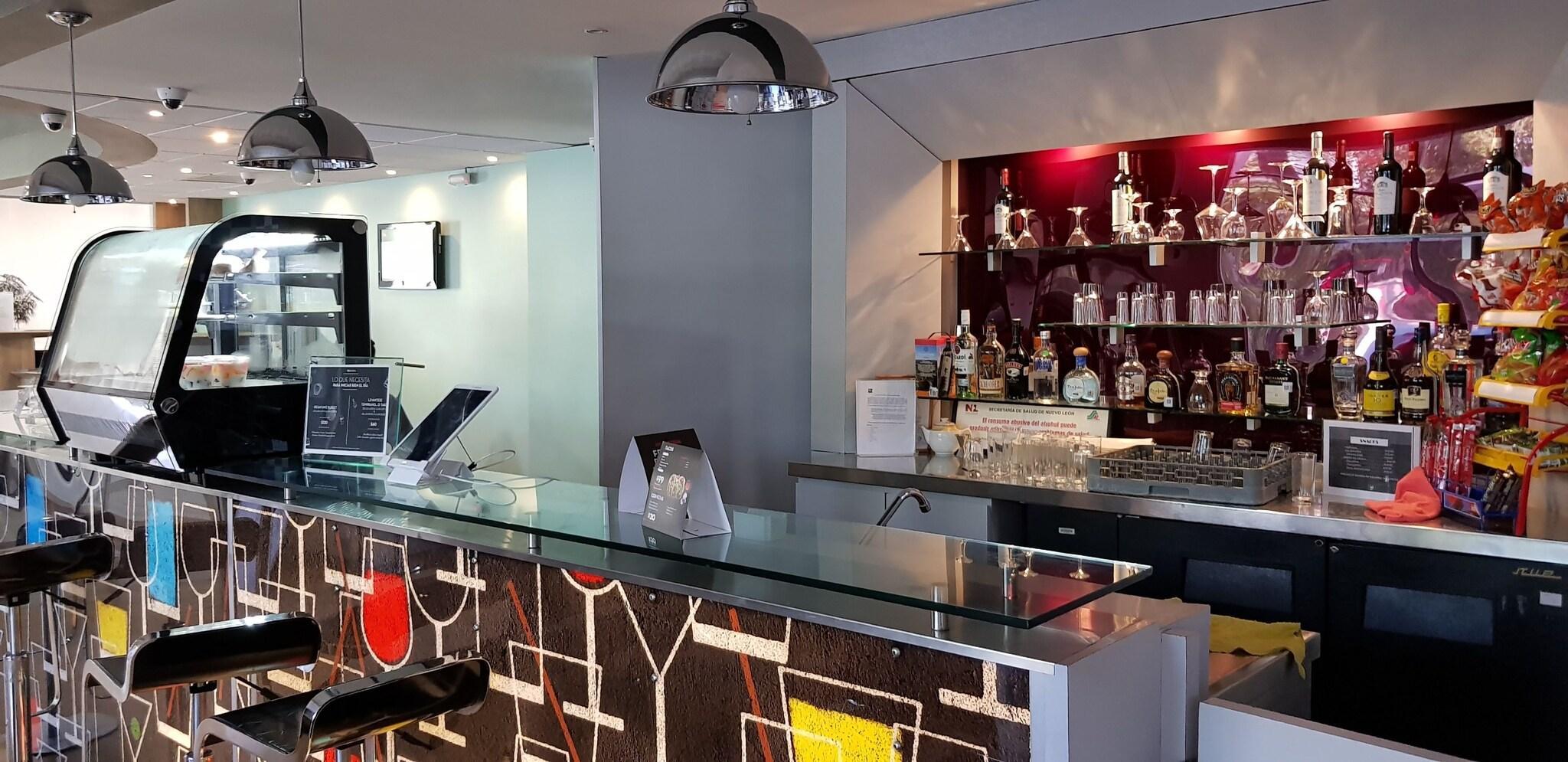 Bar/Salón ibis Monterrey Valle